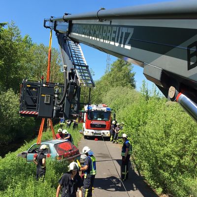 Bild vergrern: Scharbeutz bung Verkehrsunfall - PKW im Graben 