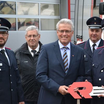 Bild vergr��ern: Gemeindewehrf�hrer B�nig, Dietmar Zgaga (Rosenbauer), B�rgermeister Owerien, Kreiswehrf�hrer Plath, Ortswehrf�hrer Staack bei der offiziellen �bergabe (v.l.n.r.)