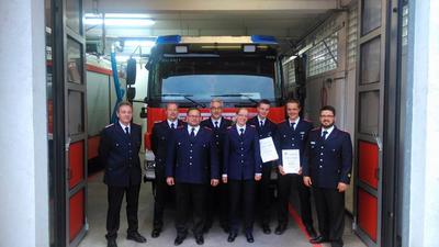 Bild vergr��ern: Stephan Pelz, Marcus Pump, Hans-J�rgen Dorendorf, Norbert Thode, Carolin Holtz, Fynn Thode, Maikel Weist und Gemeindewehrf�hrer Patrick B�nig