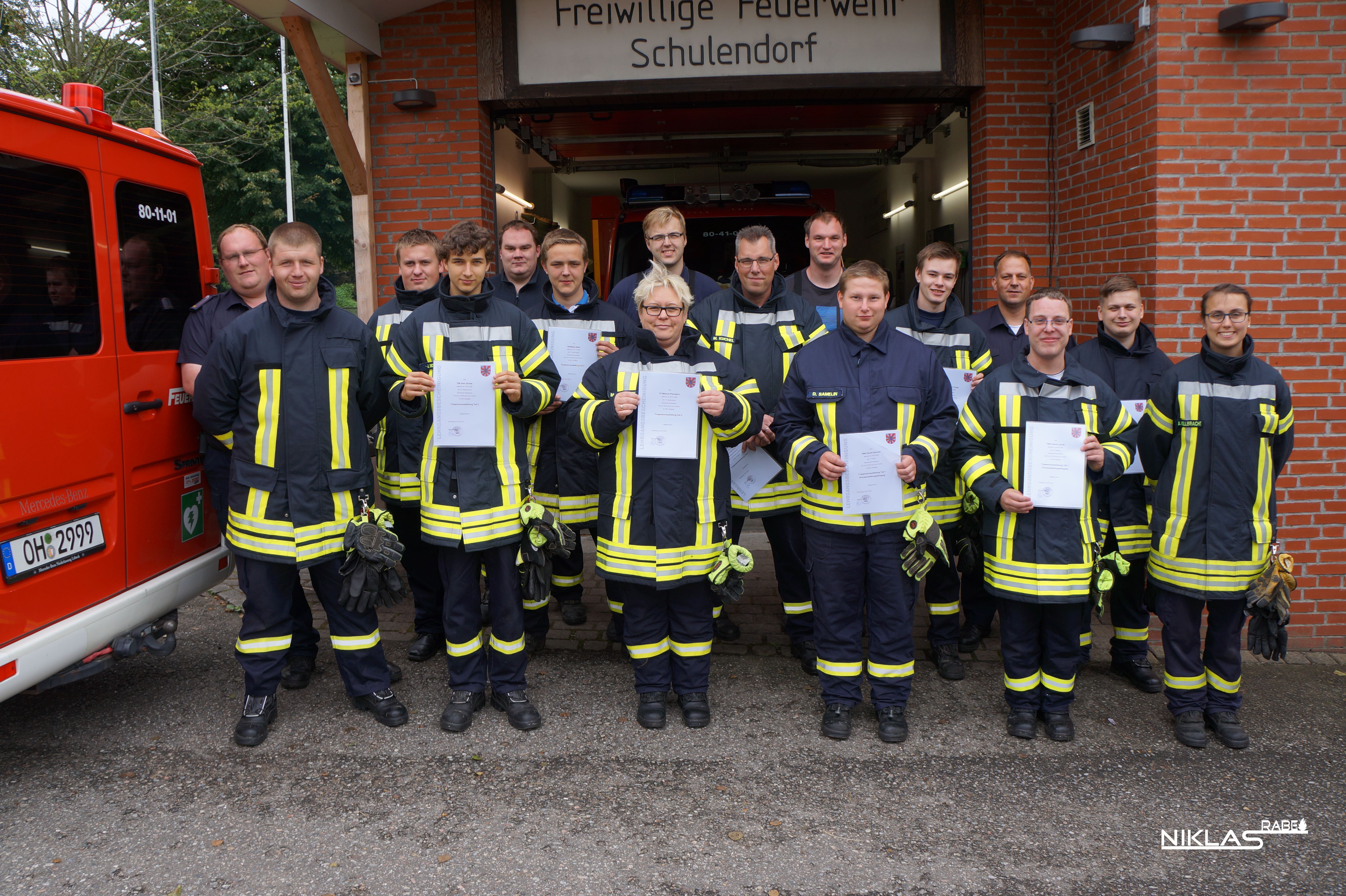 Die neuen Truppfrauen und -m�nner                               