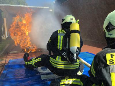 Bild vergr&ouml;&szlig;ern: Scharbezutz Brandsimulationsanlage - Vorgehenseise beim Feuer 