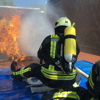 Bild vergr��ern: Scharbezutz Brandsimulationsanlage - Vorgehenseise beim Feuer 