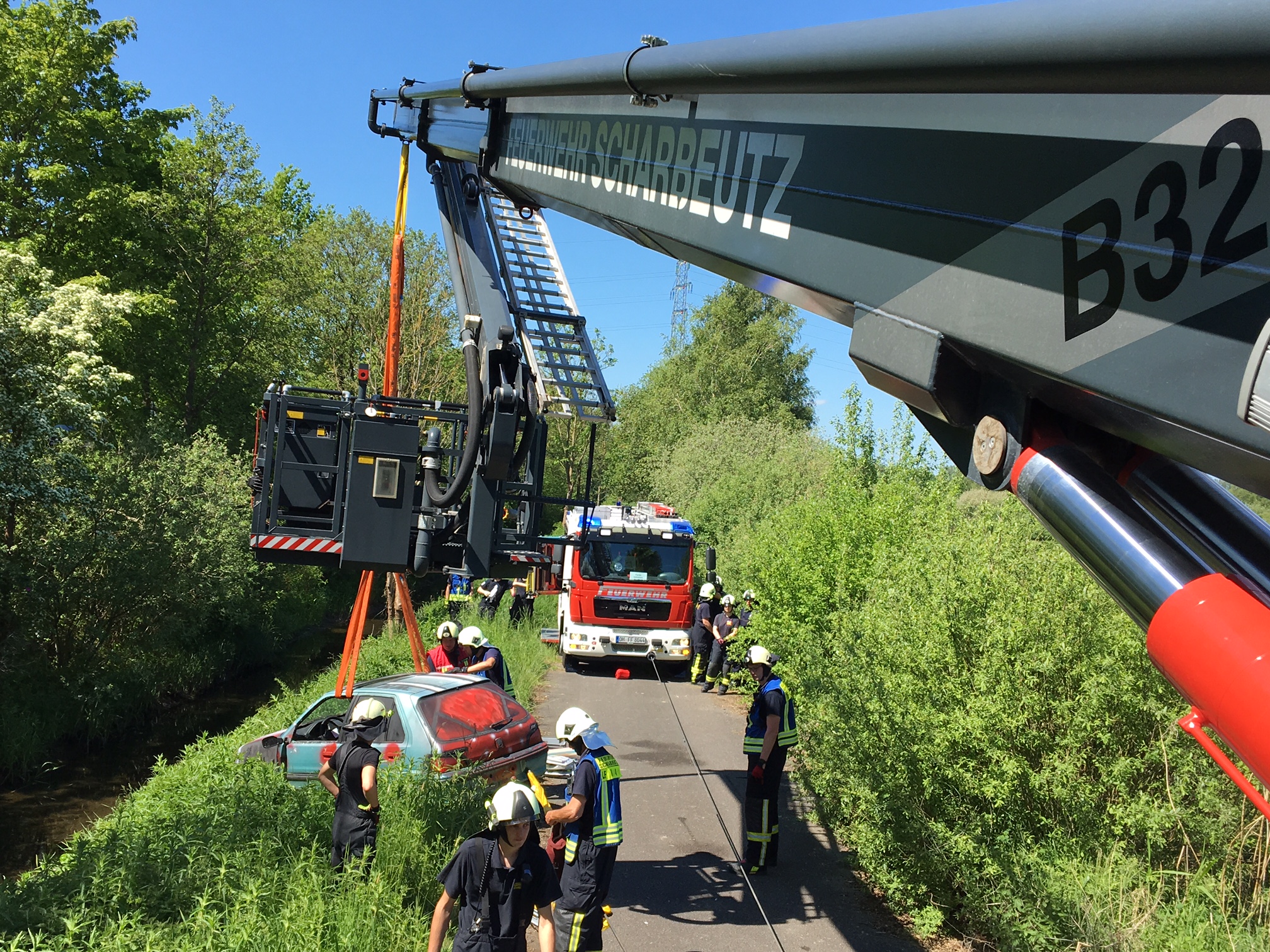 Scharbeutz �bung Verkehrsunfall - PKW im Graben 