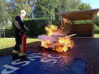 Bild vergr&ouml;&szlig;ern: Scharbeutz Brandsimulationsanlage - Vorgehensweise mit dem Feuerl&ouml;scher