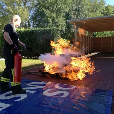 Bild vergr��ern: Scharbeutz Brandsimulationsanlage - Vorgehensweise mit dem Feuerl�scher