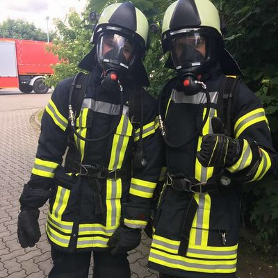 Bild vergr��ern: Fynn und John auf Atemschutzlehrgang