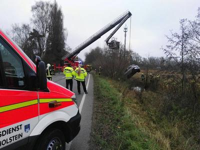 Bild vergr&ouml;&szlig;ern: Scharbeutz Aktuelles 02.12.2017 Pkw im Wassergraben 