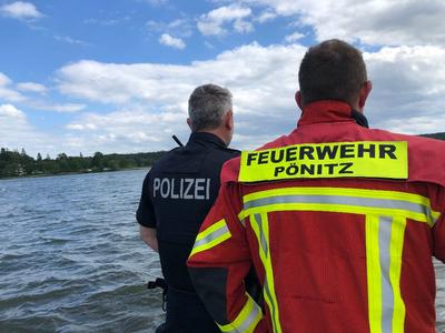Bild vergr��ern: Polizei und Feuerwehr Wasserrettung