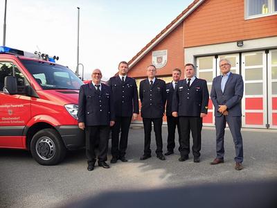 Bild vergr&ouml;&szlig;ern: Foto von links: Kai Reimer, Fynn-Hendrik Meyer, Ortswehrf&uuml;hrer Stephan Pelz, Kreisbrandmeister Thorsten Plath, 2. stellv. Gemeindewehrf&uuml;hrer Carsten Staack sowie B&uuml;rgermeister Volker Owerien;