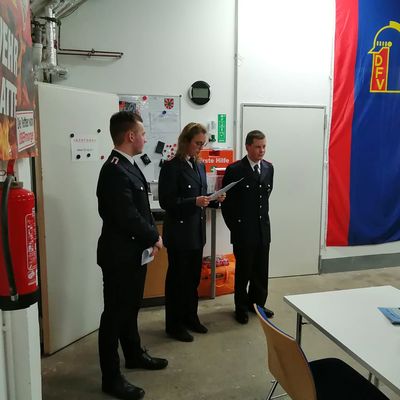 Bild vergr��ern: Verabschiedung von Kevin Konopka aus der Jugendfeuerwehr durch Niklas Rabe und Anja Nitz