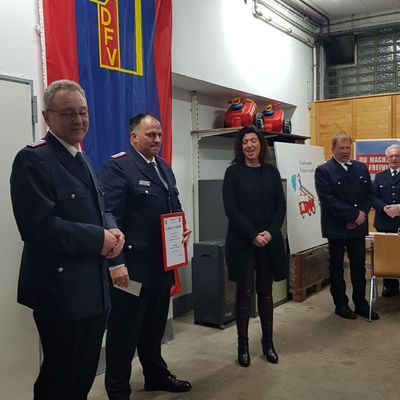 Bild vergr��ern: Ehrung von Markus Rabe f�r 20 Jahre aktiven Feuerwehrdienst