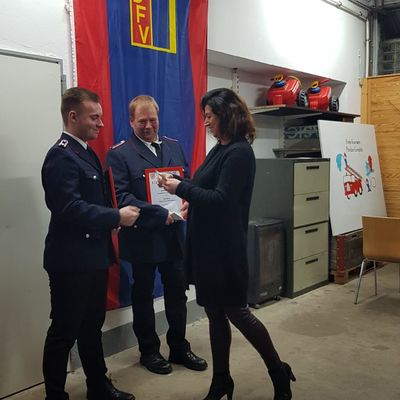 Bild vergr��ern: Ehrung von Niklas Rabe und Matthias Jaacks f�r jeweils 10 Jahre aktiven Feuerwehrdienst
