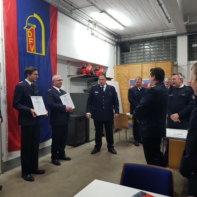 Bild vergr��ern: Bef�rderung von John Dichte und J�rg Plambeck zu Hauptfeuerwehrm�nnern**