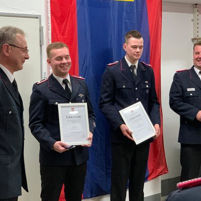 Bild vergr��ern: Bef�rderung von Niklas Rabe und Fynn Thode zu Oberfeuerwehrm�nnern