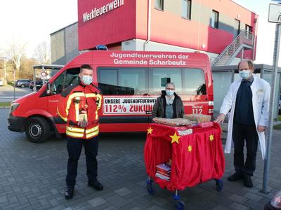 Bild vergr��ern: v.l. n.r. Gianluca Nastasi (FF Haffkrug), Ria Marsus (UKSH),  Prof. Egbert Herting (UKSH)