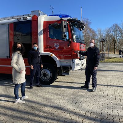 Bild vergr��ern: B�rgermeisterin Bettina Sch�fer und Gemeindewehrf�hrer Patrick B�nig bekommen vom hauptamtlichen Ger�tewart Svend-Ole Reimers das System am Fahrzeug erkl�rt