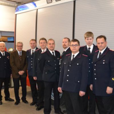 Bild vergr��ern: Bef�rderte mit Gemeindewehr und B�rgermeister Owerien a.D.