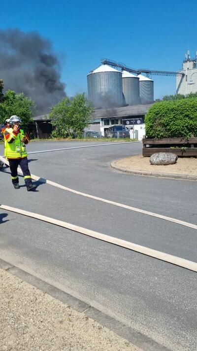 Bild vergrern: Brennendes Industriegebude in Pnitz
