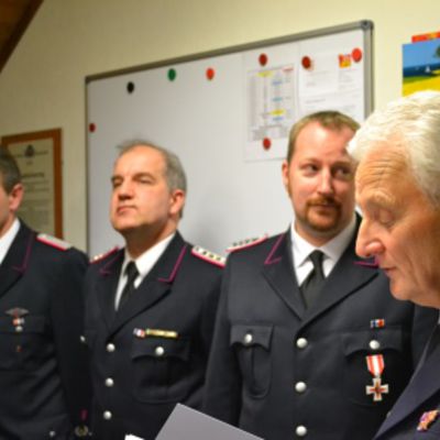 Bild vergr��ern: Bef�rderung von Pelz Roesner Pump durch Gemeindewehrf�hrer Mang