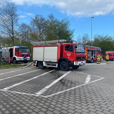 Bild vergr��ern: Feuer im Gewerbegebiet Gleschendorf (Mai 2022)