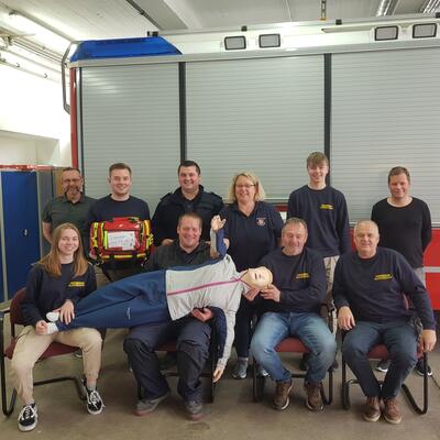 Bild vergr��ern: Hinten: v.l. Ausbilder Thomas Kell, Niklas Rabe, Ren� Dehmke, Melanie Plambeck, Falk Thode, Kevin Konopka
Vorne: vl. Celina Rabe, Timo Grimm, Henning Thode, Kai Oberhoff
