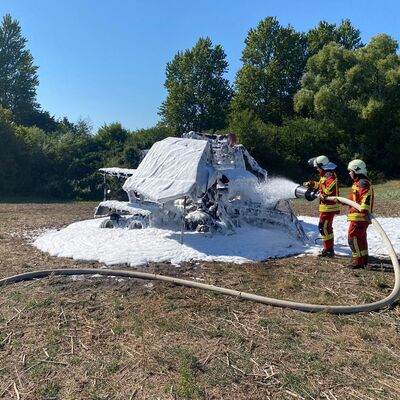Bild vergr��ern: Feuer L 309 und Bahnlinie L�beck-Kiel (4)