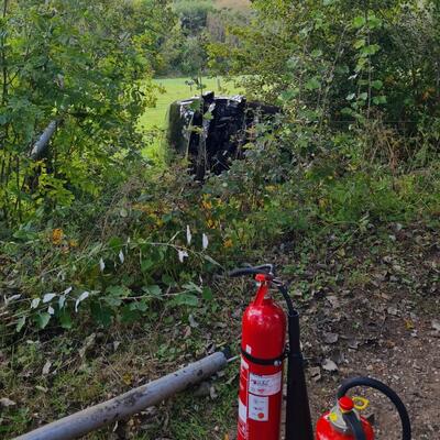 Bild vergr��ern: Scharbeutz Aktuelles 10.10.2022 Pkw im Graben