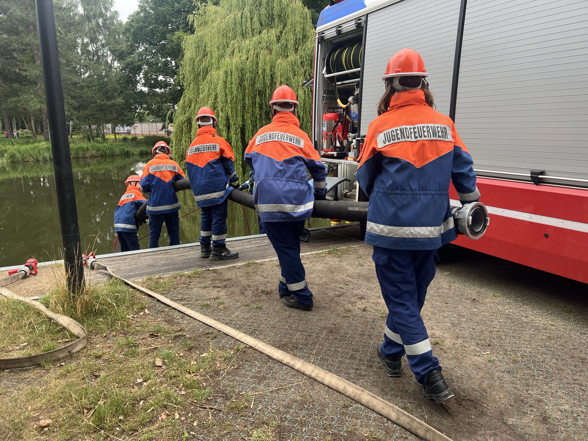 Presse FFS 2023 Nr.13_24 Stunden BIld beim Einsatz mit den saugschl�uchen 