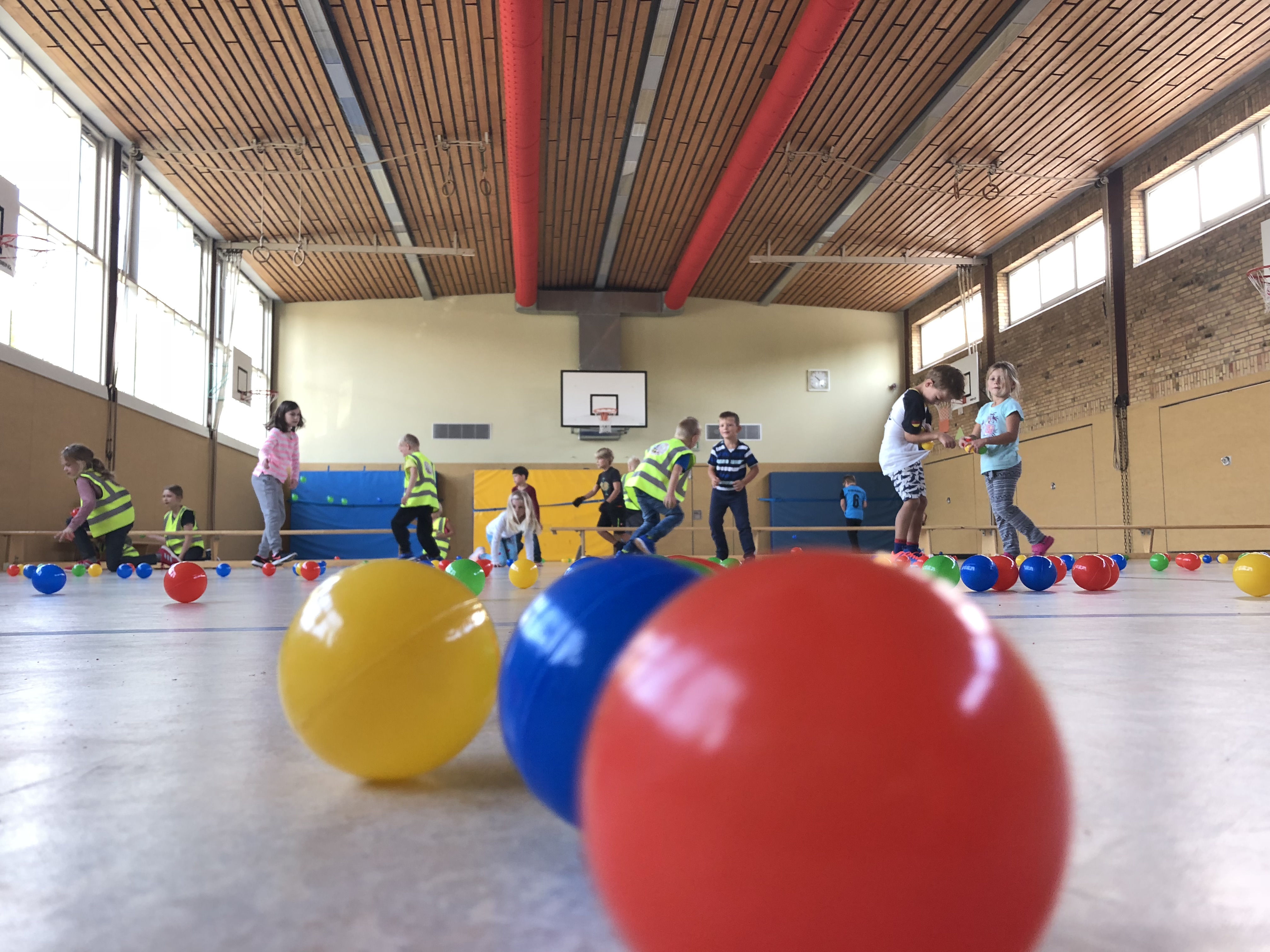KFS80_Spielen in der Turnhalle Spa� mit B�llen