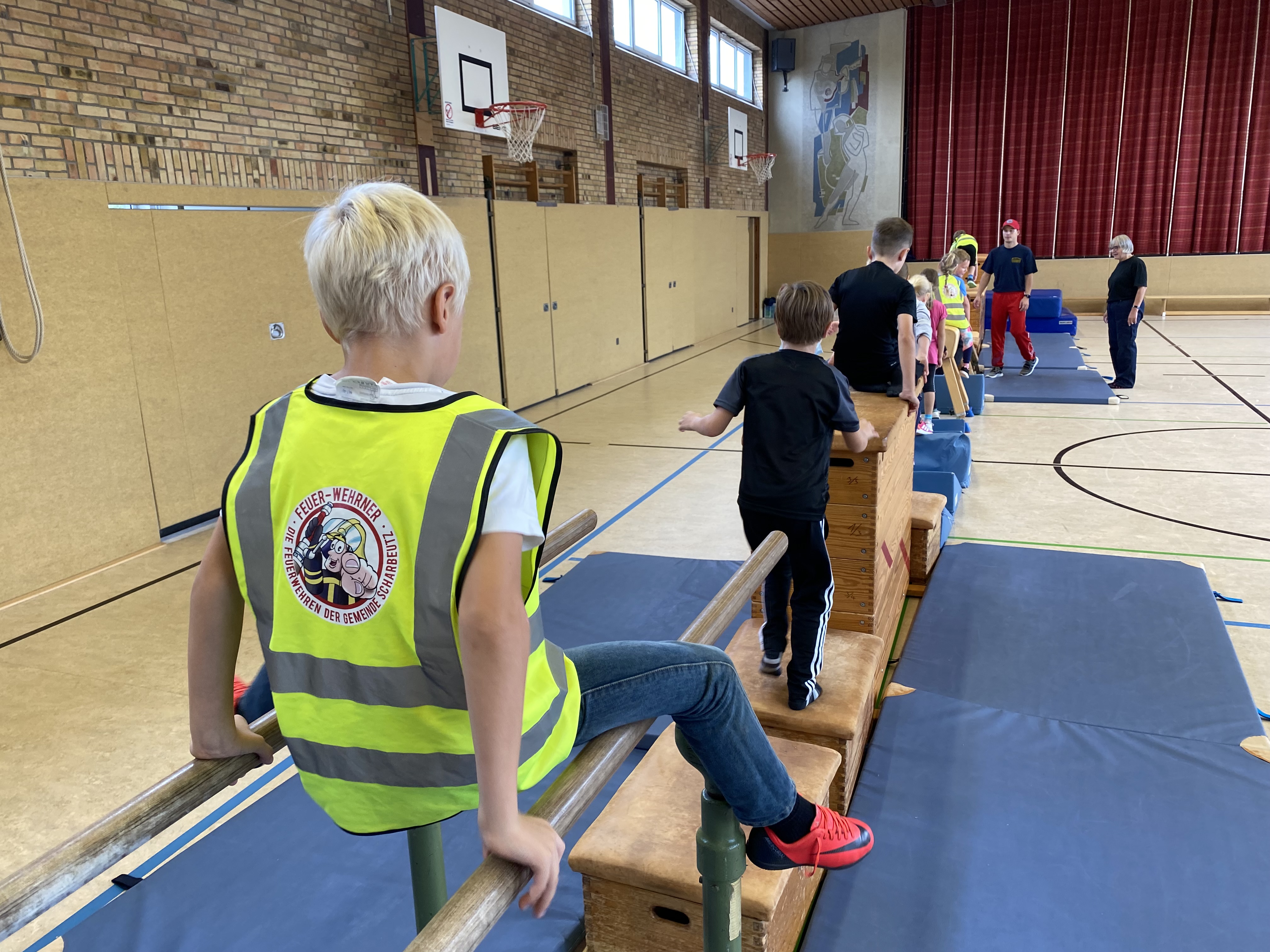 KFS80_Sport in der Turnhalle