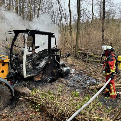 Bild vergr��ern: Scharbeutz Aktuelles 19.02.2024 Radlader brennt Bild 1