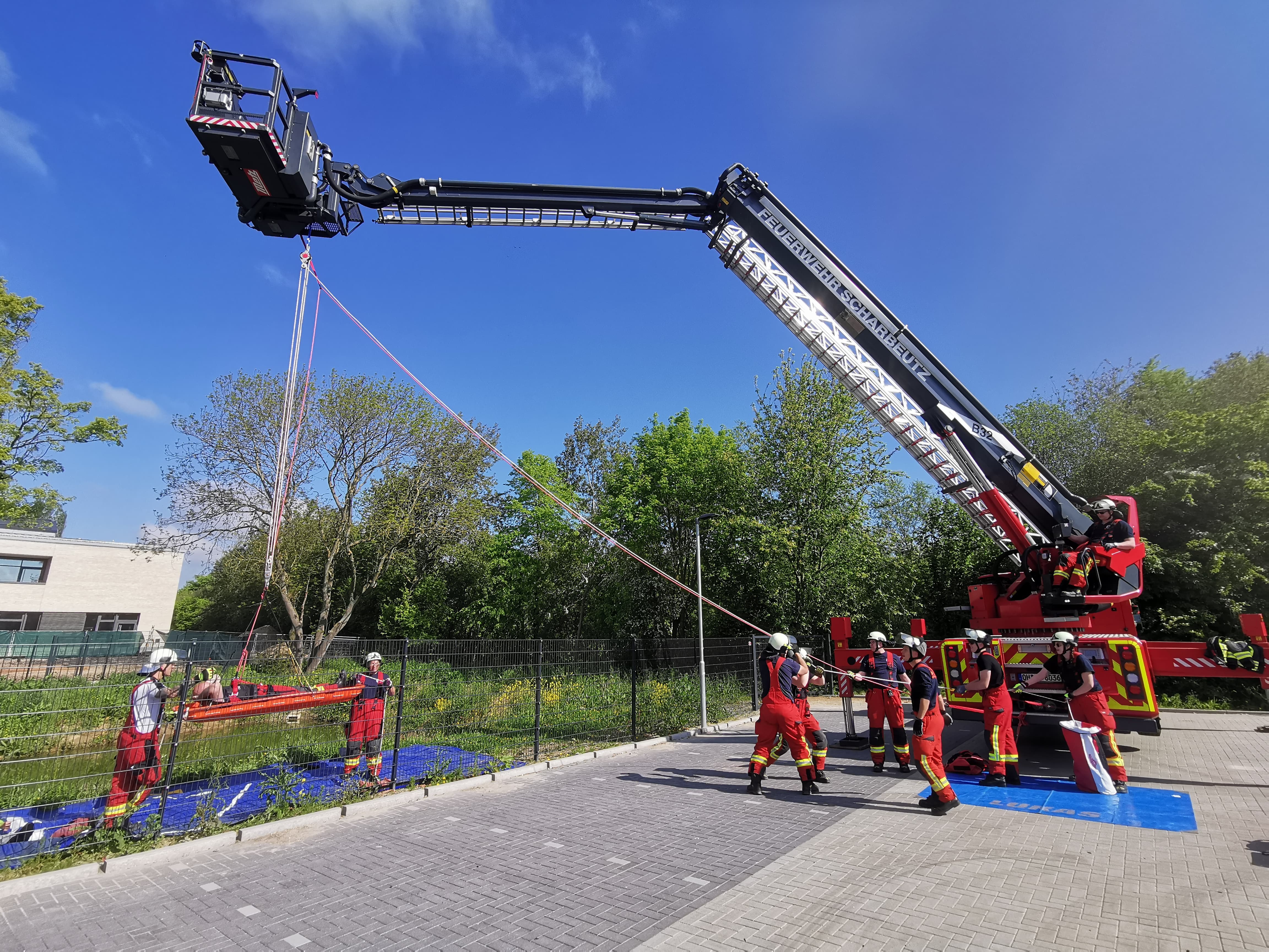 Presse FFS80 Nr.9_2024_17.05.2024_Bild_1_Ausbildung mit Rollgliss und Schleifkorbtrage am Teleskopmast