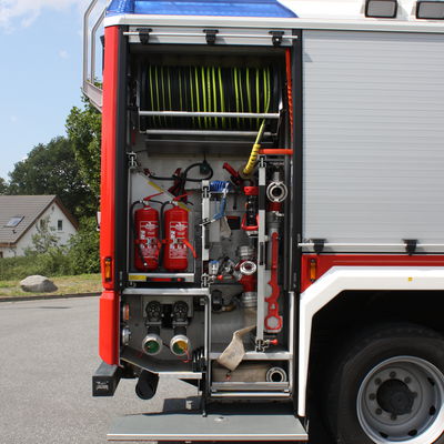 Bild vergr��ern: G6:
1Druckschlauch B, 3Kupplungsschl�ssel, 1�bergangsst�ck B-C, 1Druckschlauch auf Haspel
1Hohlstrahlrohr Schnellangriff, 1Hygienewand, 2Feuerl�scher K5, 2Feuerl�scher PG6
1Hohlstrahlrohr B, 1St�tzkr�mmer, 1Hohlstrahlrohr C, 1�berflurhydrandenschl�ssel
1Unterflurhydrandenschl�ssel, 1Paar Schachthaken, 1Hauswasseranschlussschl�ssel
