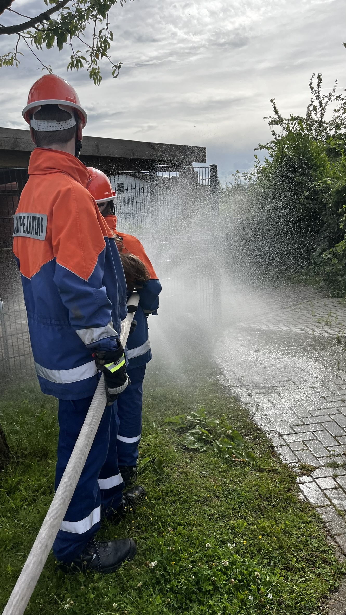 Presse FFS80 Nr.11_2024_10.07.2024_Bild_2_Jugendliche beim Einsatz Feuer l�schen