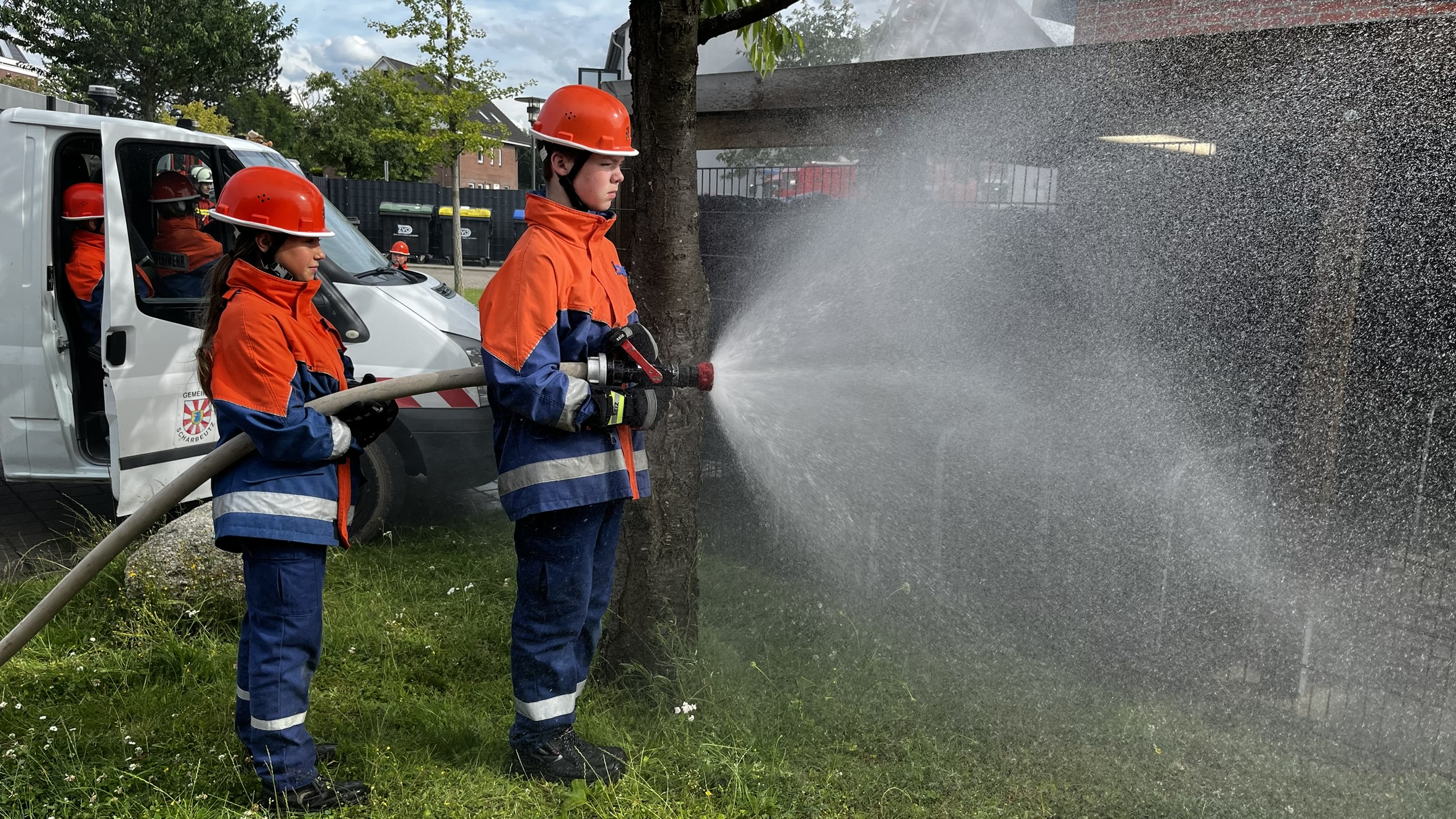 Presse FFS80 Nr.11_2024_10.07.2024_Bild_3_Jugendliche beim Einsatz Feuer l�schen Teil 2  