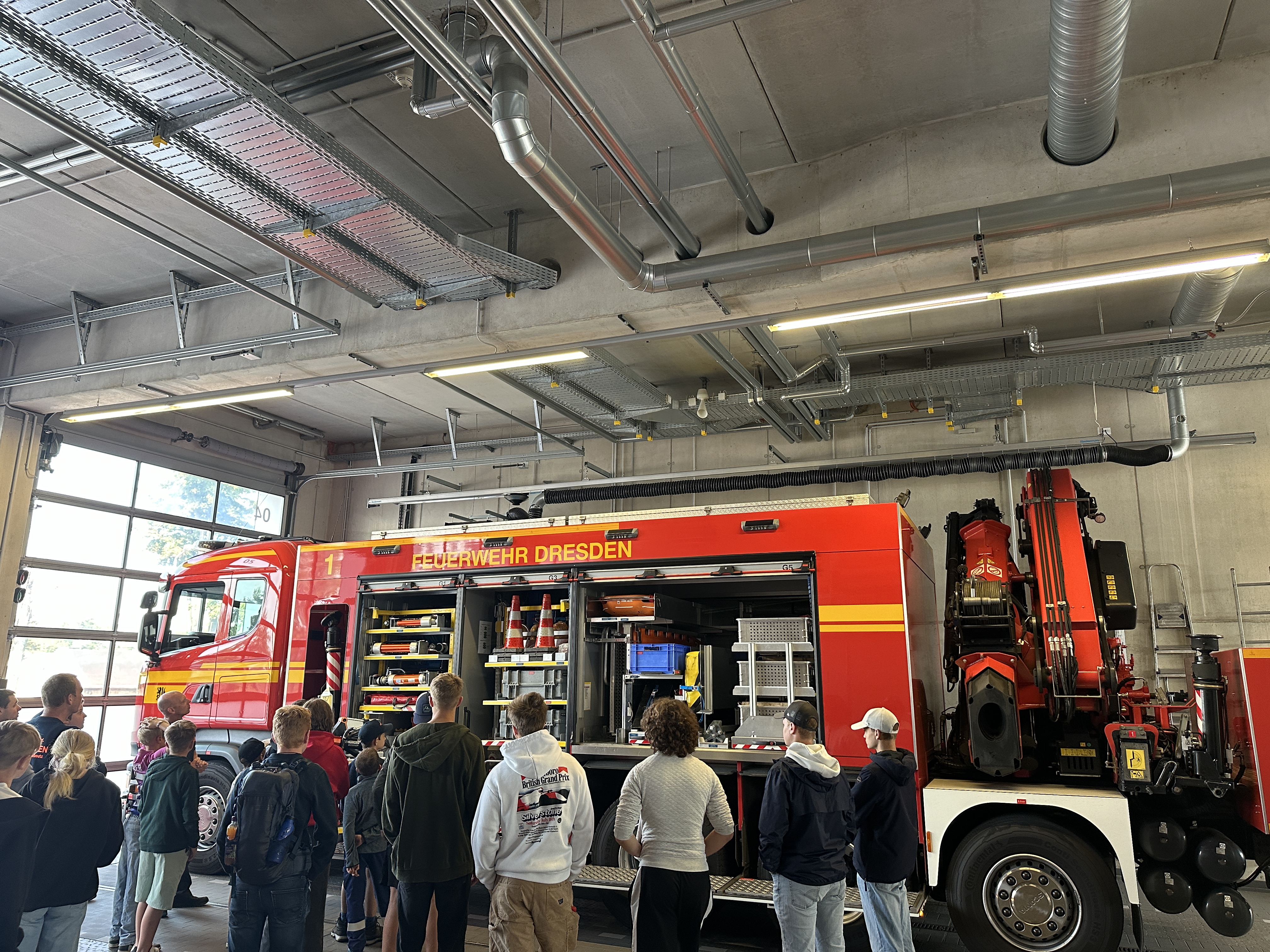 Presse FFS80 Nr.12_2024_30.07.2024_Sommerfahrt_Bild6_Bei der Besichtigung der Feuerwehr Dresden