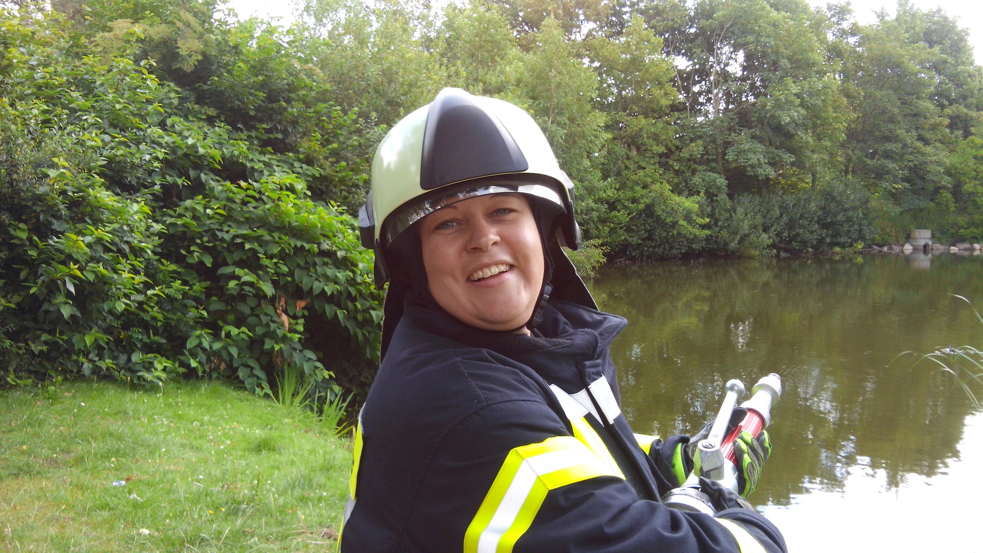 Feuerwehrfrau Melanie und Schriftf�hrerin 