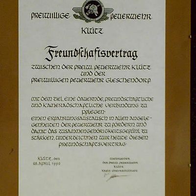 Bild vergr��ern: Freundschaftsurkunde FF-Kl�tz und FF-Gleschendorf