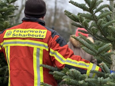 Bild vergr&ouml;&szlig;ern: 1.Tag Weihnachtsbaumverkauf@FFS80