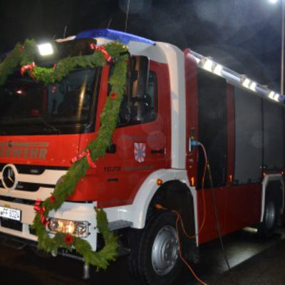 Bild vergr��ern: Festlich geschm�ckter TLF 4000