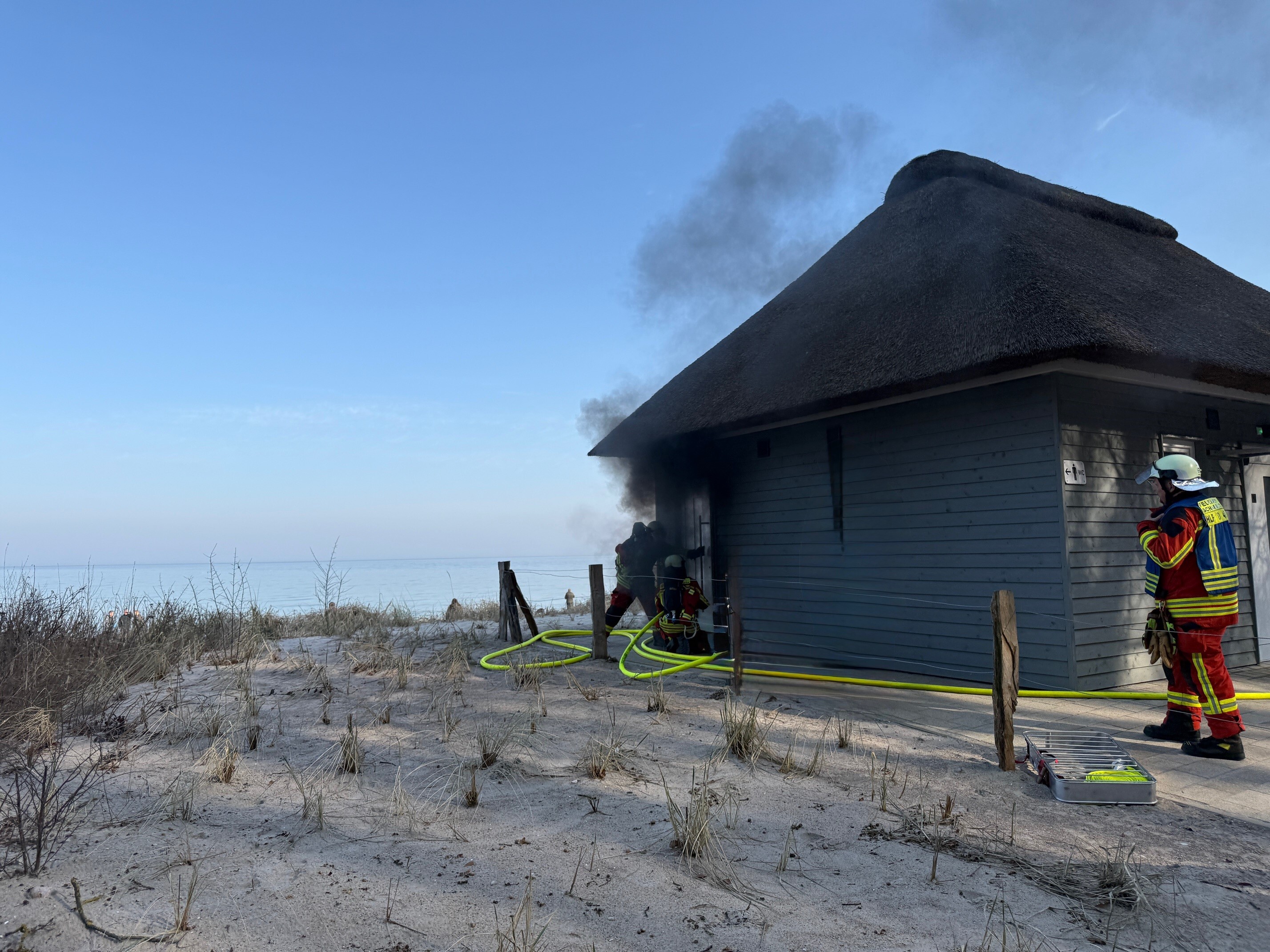 Presse FFS 2026 Nr.9_09.03.2026_Feuer im Toilettenh�uschen in Scharbeutz Bild 1