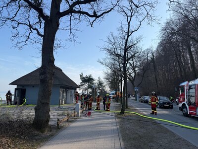 Bild vergr��ern: Presse FFS 2026 Nr.9_09.03.2026_Feuer im Toilettenh�uschen in Scharbeutz Bild 2