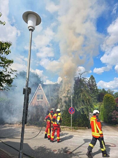 Bild vergr��ern: Scharbeutz Aktuelles 21.07.2026 brennt Hecke 