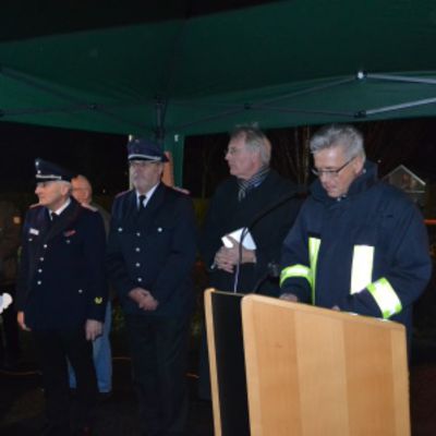 Bild vergr&ouml;&szlig;ern: Herr Zgaga von der Fa. Rosenbauer, Herr Mang, Gemeindewehrf&uuml;hrer, Herr Thomsen Kreiswehrf&uuml;hrer, Landrat Sager und B&uuml;rgermeister Owerien a.D. (von links)