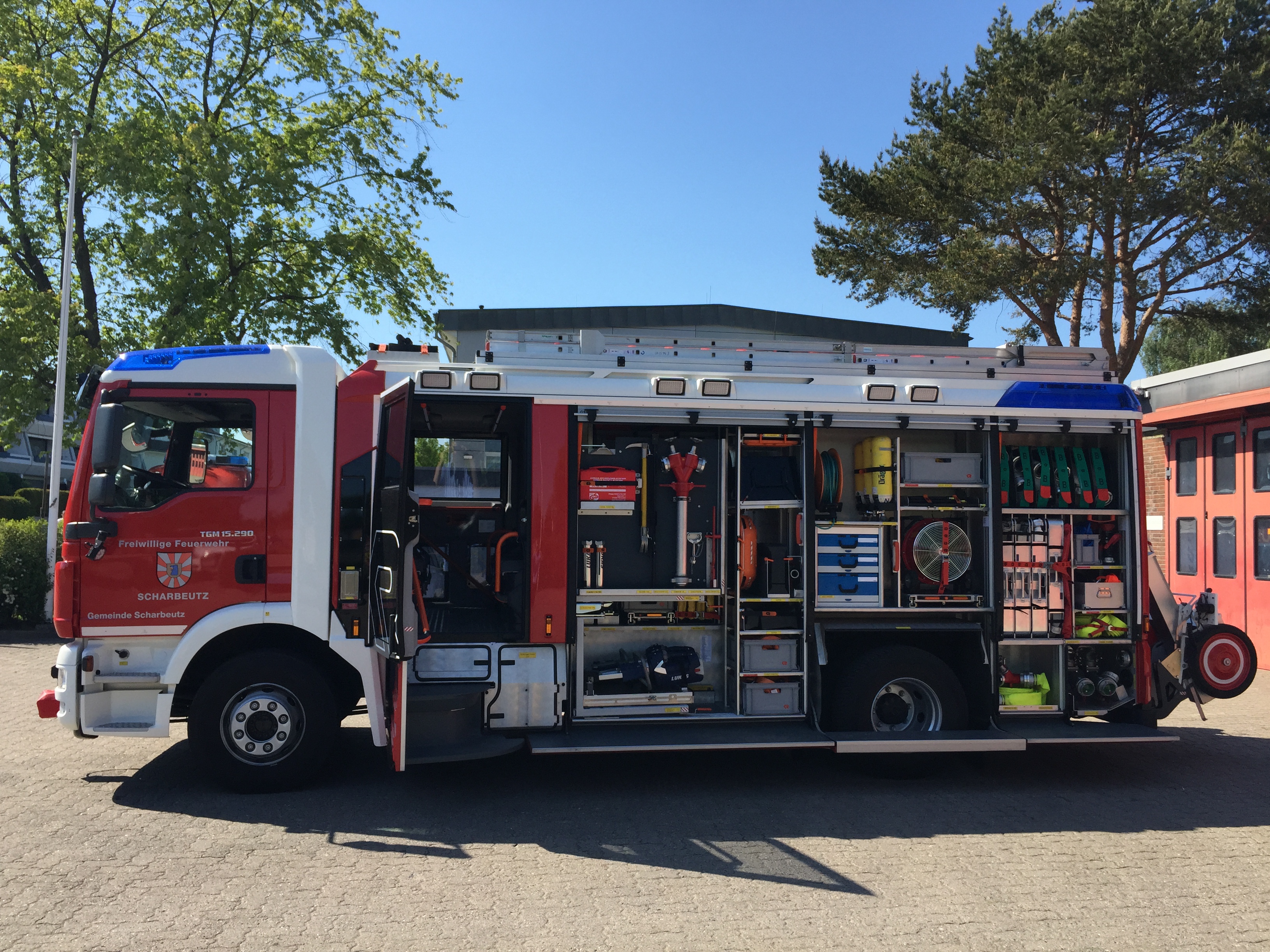 Scharbeutz HLF 20 Ger�ter�ume Fahrerseite