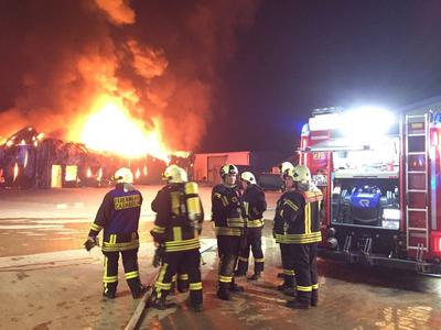 Bild vergr&ouml;&szlig;ern: Scharbeutz Presse 29.10.2015 Gro&szlig;feuer Bild 2