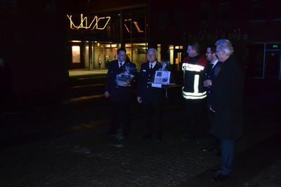 Bild vergr&ouml;&szlig;ern: Antreten vor dem B&uuml;rgerhaus